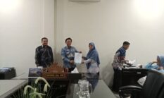 Sekdakab Lamsel Serahkan SPT Plt Kepsek