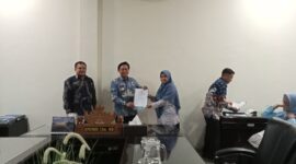 Sekdakab Lampung Selatan Supriyanto serahkan SPT Plt Kepala Sekolah. (Foto.Juwantoro) 