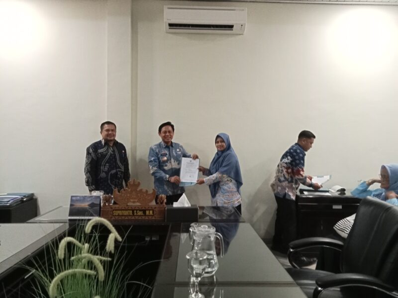 Sekdakab Lampung Selatan Supriyanto serahkan SPT Plt Kepala Sekolah. (Foto.Juwantoro) 