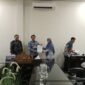 Sekdakab Lampung Selatan Supriyanto serahkan SPT Plt Kepala Sekolah. (Foto.Juwantoro) 