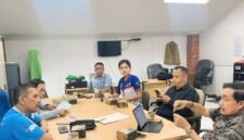 Poto: Wakil Ketua IV KONI Lampung, Achmad Chrisna Putra bersama tim Humas KONI Lampung (Poto fery).