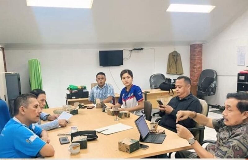Poto: Wakil Ketua IV KONI Lampung, Achmad Chrisna Putra bersama tim Humas KONI Lampung (Poto fery).