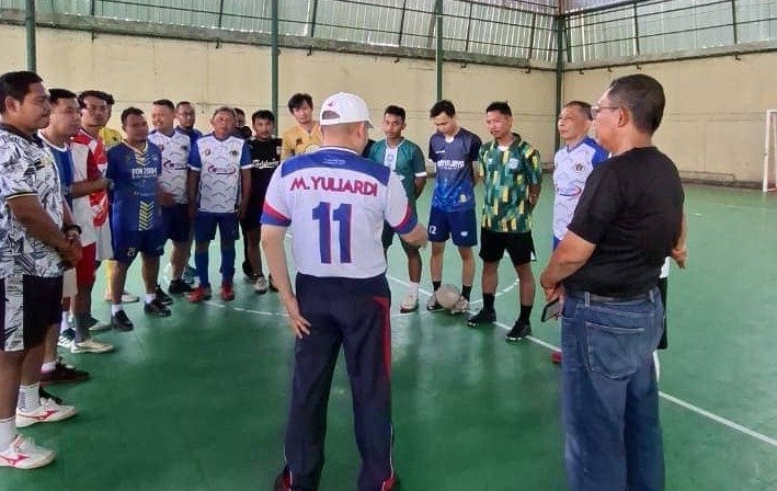 Poto : Manajer Tim Futsal PWI Lampung, Muhammad Yuliardi memberikan arahan Atlet Futsal PWI Lampung.