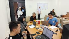 Poto: Ketua KONI Lampung Ikut pantau Pendaftaran Atlet ( hms KONI Lpg).