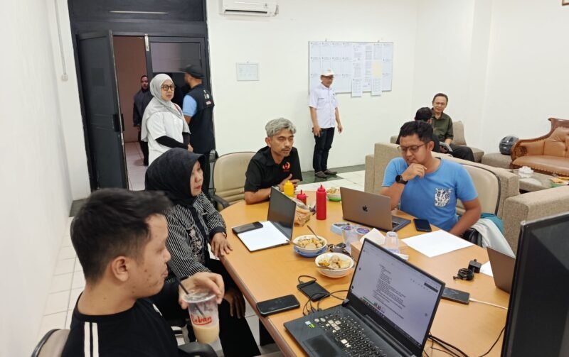 Poto: Ketua KONI Lampung Ikut pantau Pendaftaran Atlet ( hms KONI Lpg).