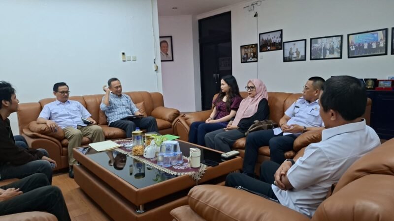 Poto: Pengurus Besar Padel Indonesia (PBPI) Provinsi Lampung saat bertemu ketua KONI Lampung Taufik Hidayat 