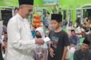 Pengurus Masjid Nurul Amal berikan santunan pada anak yatim piatu