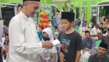 Pengurus Masjid Nurul Amal berikan santunan pada anak yatim piatu