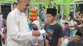 Pengurus Masjid Nurul Amal berikan santunan pada anak yatim piatu