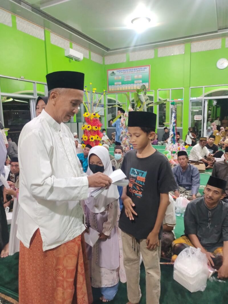 Pengurus Masjid Nurul Amal berikan santunan pada anak yatim piatu