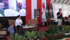 Rocky Gerung tengah memberikan kuliah umum
