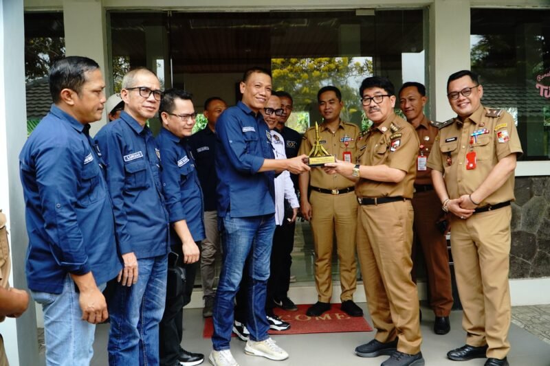 Bupati Lampura Hamartoni memberikan dukungan kepada PWI Lampung pada HPN dan Porwanas 2027 mendatang