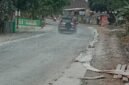 Perbaikan jalan raya Palas timbulkan debu. Sehingga ganggu pengguna jalan