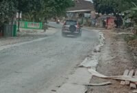 Perbaikan jalan raya Palas timbulkan debu. Sehingga ganggu pengguna jalan
