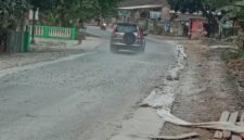 Perbaikan jalan raya Palas timbulkan debu. Sehingga ganggu pengguna jalan