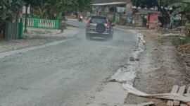 Perbaikan jalan raya Palas timbulkan debu. Sehingga ganggu pengguna jalan