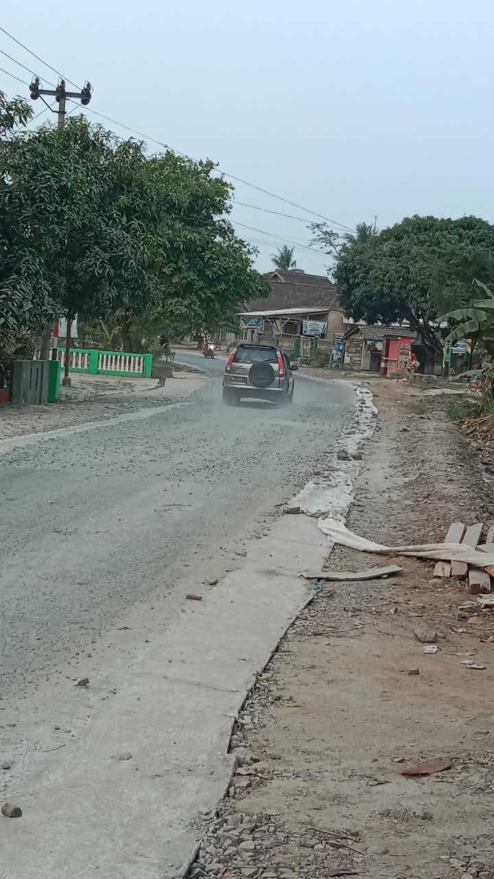 Perbaikan jalan raya Palas timbulkan debu. Sehingga ganggu pengguna jalan