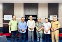 Poto: Ketua dan Jakaran Pengurus KONI bersama Rektor UBL Prof., Dr. Yusuf Barusman bersama jajaran Univeritas