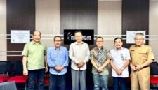 Poto: Ketua dan Jakaran Pengurus KONI bersama Rektor UBL Prof., Dr. Yusuf Barusman bersama jajaran Univeritas