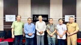 Poto: Ketua dan Jakaran Pengurus KONI bersama Rektor UBL Prof., Dr. Yusuf Barusman bersama jajaran Univeritas