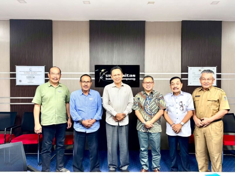Poto: Ketua dan Jakaran Pengurus KONI bersama Rektor UBL Prof., Dr. Yusuf Barusman bersama jajaran Univeritas