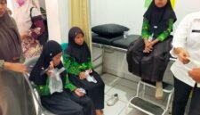 Para siswi MI Pematang Pasir tengah diobati di puskesmas. (Foto.Juwantoro)