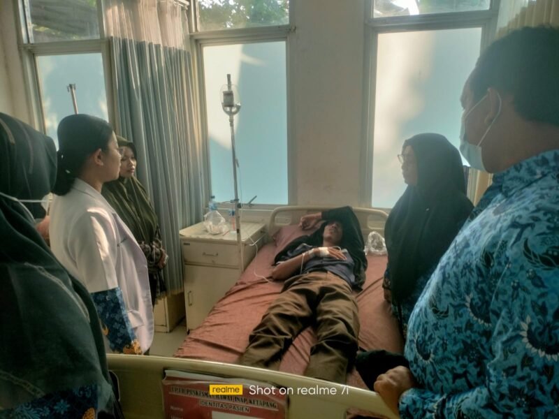 Camat Ketapang Sri Mahendra KD tengah membesuk Budiyono, korban dugaan MBG, Kamis, 17 September 2026. (Foto.Ist) 