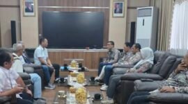 Pengurus PWI Lampung Beraudensi dengan GM PT ASDP Cabang Bakauheni. 