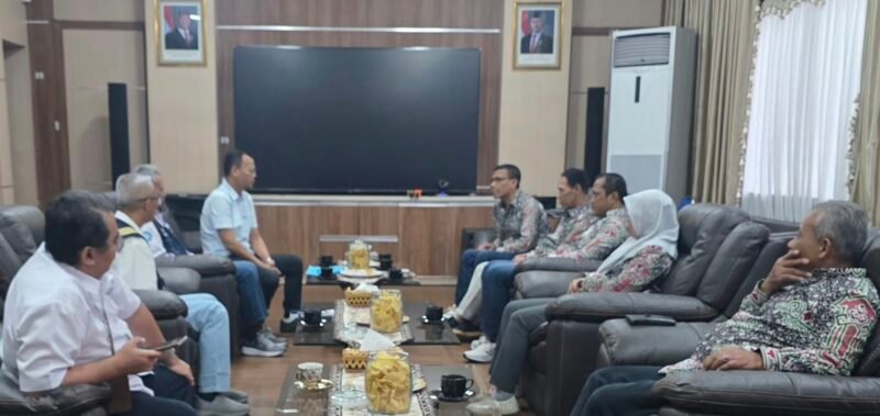 Pengurus PWI Lampung Beraudensi dengan GM PT ASDP Cabang Bakauheni. 