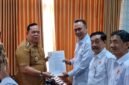 Foto: Ketua KONI Lampung menyerahkan SK karateker kepengurusan KONI Lamtim kepada Wakil Bupati Aswar Hadi, S.E., M.M (Humas KONI Lpg)