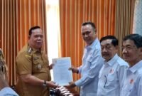 Foto: Ketua KONI Lampung menyerahkan SK karateker kepengurusan KONI Lamtim kepada Wakil Bupati Aswar Hadi, S.E., M.M (Humas KONI Lpg)