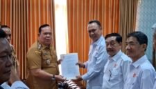 Foto: Ketua KONI Lampung menyerahkan SK karateker kepengurusan KONI Lamtim kepada Wakil Bupati Aswar Hadi, S.E., M.M (Humas KONI Lpg)