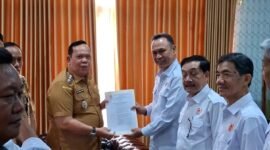 Foto: Ketua KONI Lampung menyerahkan SK karateker kepengurusan KONI Lamtim kepada Wakil Bupati Aswar Hadi, S.E., M.M (Humas KONI Lpg)
