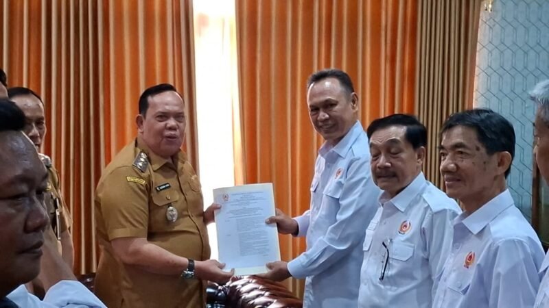 Foto: Ketua KONI Lampung menyerahkan SK karateker kepengurusan KONI Lamtim kepada Wakil Bupati Aswar Hadi, S.E., M.M (Humas KONI Lpg)