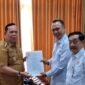 Foto: Ketua KONI Lampung menyerahkan SK karateker kepengurusan KONI Lamtim kepada Wakil Bupati Aswar Hadi, S.E., M.M (Humas KONI Lpg)