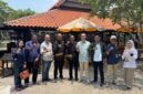 Ketua PWI Lampung Selatan Edwin Apriandi dan pengurus lainnya serta GM Grand Elty foto bersama usai audensi