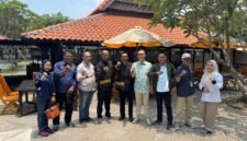 Ketua PWI Lampung Selatan Edwin Apriandi dan pengurus lainnya serta GM Grand Elty foto bersama usai audensi