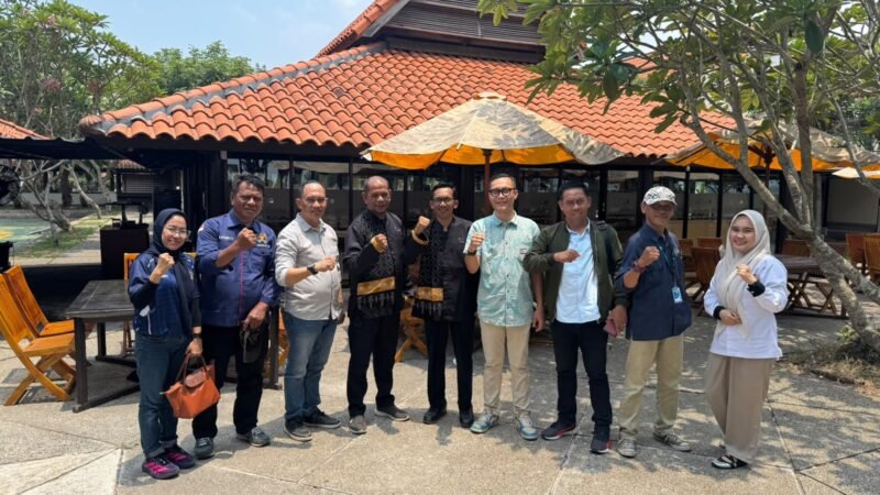Ketua PWI Lampung Selatan Edwin Apriandi dan pengurus lainnya serta GM Grand Elty foto bersama usai audensi