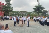 Para pejabat melakukan penandatanganan berita acara pelantikan. (Foto.Juwantoro) 