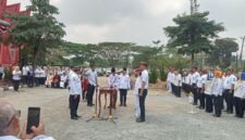 Para pejabat melakukan penandatanganan berita acara pelantikan. (Foto.Juwantoro)