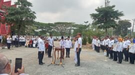 Para pejabat melakukan penandatanganan berita acara pelantikan. (Foto.Juwantoro) 