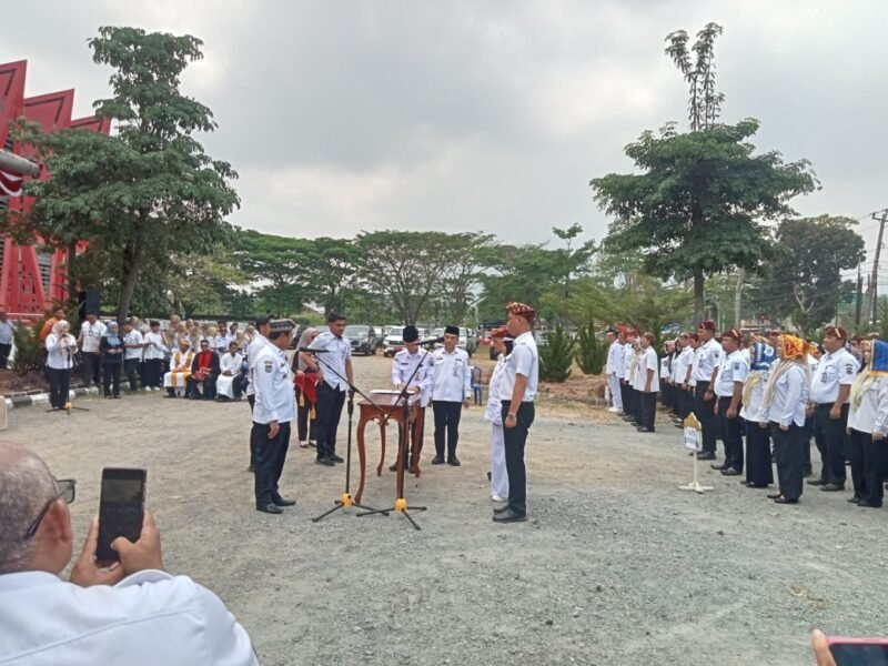 Para pejabat melakukan penandatanganan berita acara pelantikan. (Foto.Juwantoro) 