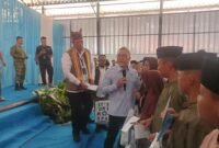 Menko Pangan Zulkifli Hasan memberikan santunan kepada anak yatim piatu dalam kegiatan penyaluran bantuan pangan, di KDMP Desa Pisang, Kecamatan Penengahan. (Foto.Juwantoro) 
