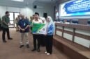 Wakil Bupati Lampung Selatan M. Syaiful Anwar secara simbolis memberikan kartu BPJS Ketenagakerjaan. (Foto.Juwantoro) 