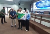 Wakil Bupati Lampung Selatan M. Syaiful Anwar secara simbolis memberikan kartu BPJS Ketenagakerjaan. (Foto.Juwantoro) 