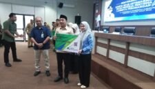 Wakil Bupati Lampung Selatan M. Syaiful Anwar secara simbolis memberikan kartu BPJS Ketenagakerjaan. (Foto.Juwantoro) 