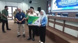 Wakil Bupati Lampung Selatan M. Syaiful Anwar secara simbolis memberikan kartu BPJS Ketenagakerjaan. (Foto.Juwantoro) 