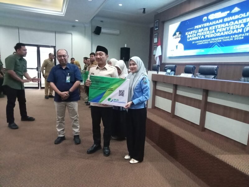 Wakil Bupati Lampung Selatan M. Syaiful Anwar secara simbolis memberikan kartu BPJS Ketenagakerjaan. (Foto.Juwantoro) 
