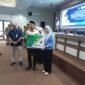 Wakil Bupati Lampung Selatan M. Syaiful Anwar secara simbolis memberikan kartu BPJS Ketenagakerjaan. (Foto.Juwantoro) 