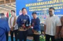 Bupati Lampung Selatan Radityo Egi Pratama menyerahkan pelakat kepada Yosep, dalam kegiatan Muskab VIII Kadin Lamsel. (Foto.Juwantoro) 